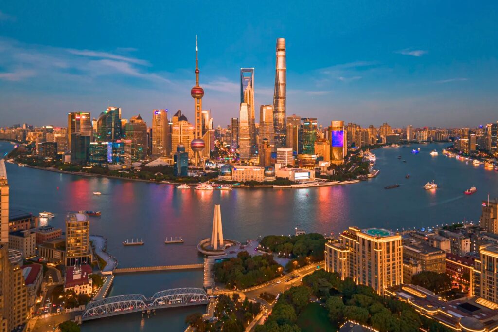 Depuis les rives du Huangpu, la skyline de Lujiazui montre le Shanghai le plus futuriste