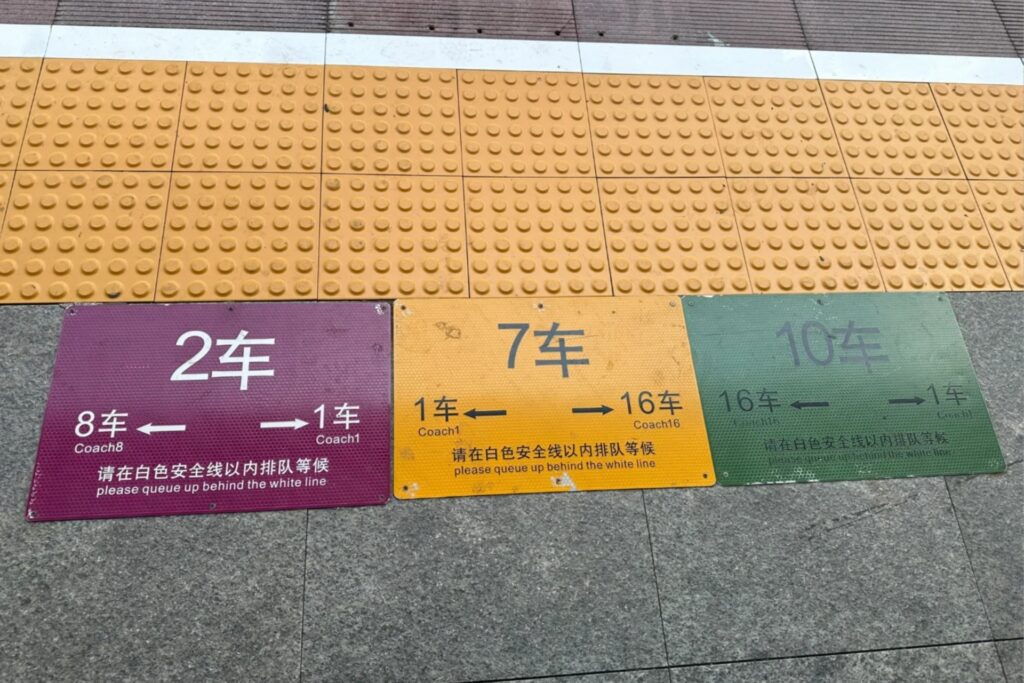 marqueurs de couleur au sol