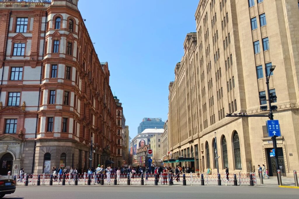 Sur Nanjing Road, même une simple perspective entre deux immeubles suffit à montrer l’énergie urbaine de Shanghai