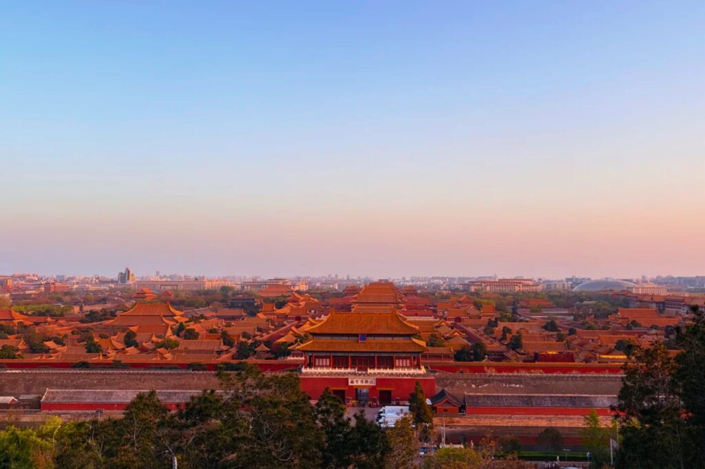 Vue sur les toits de la Cité Interdite depuis le parc Jingshan à Pékin