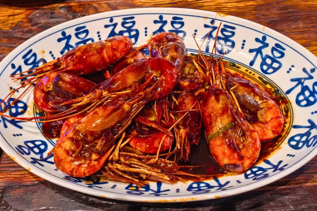 Crevettes mijotées 油焖大虾, street-food épicée de Zhangjiajie