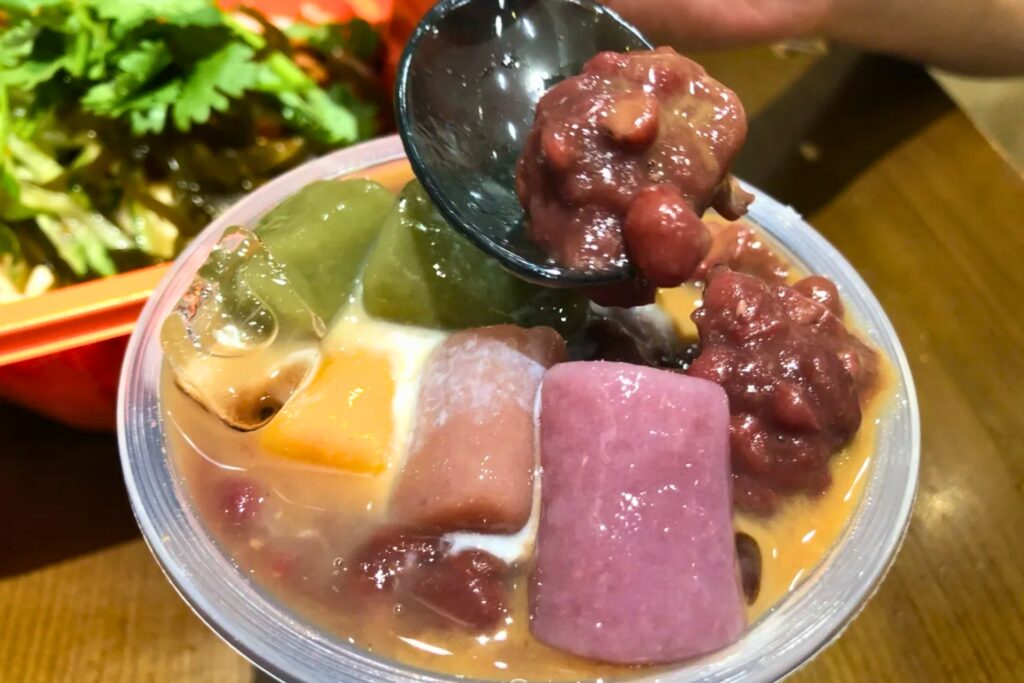 Dessert glacé 红豆芋圆冰 au taro et haricots rouges, spécialité locale de Zhangjiajie