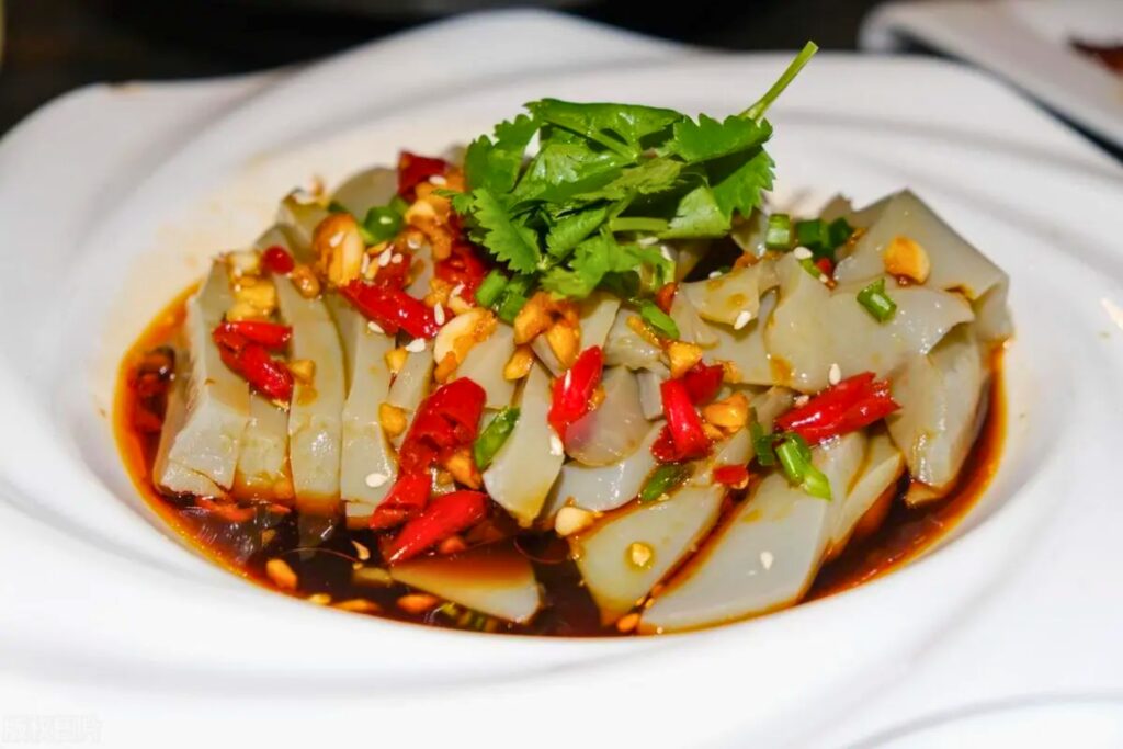 Gelée de pois Naxi 鸡豆凉粉 servie froide avec sauce épicée