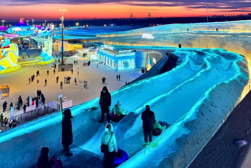 Grand toboggan de glace – Ice Slide à Ice & Snow World Harbin