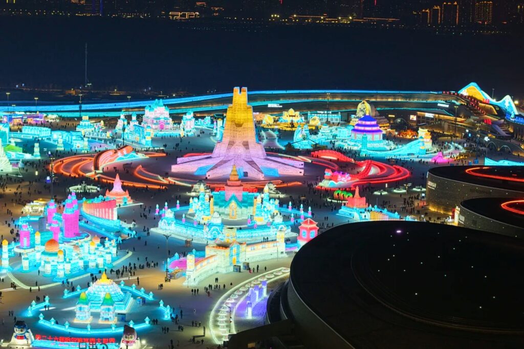 Ice & Snow World 冰雪大世界 illuminé la nuit – Palais de glace et lumières colorées