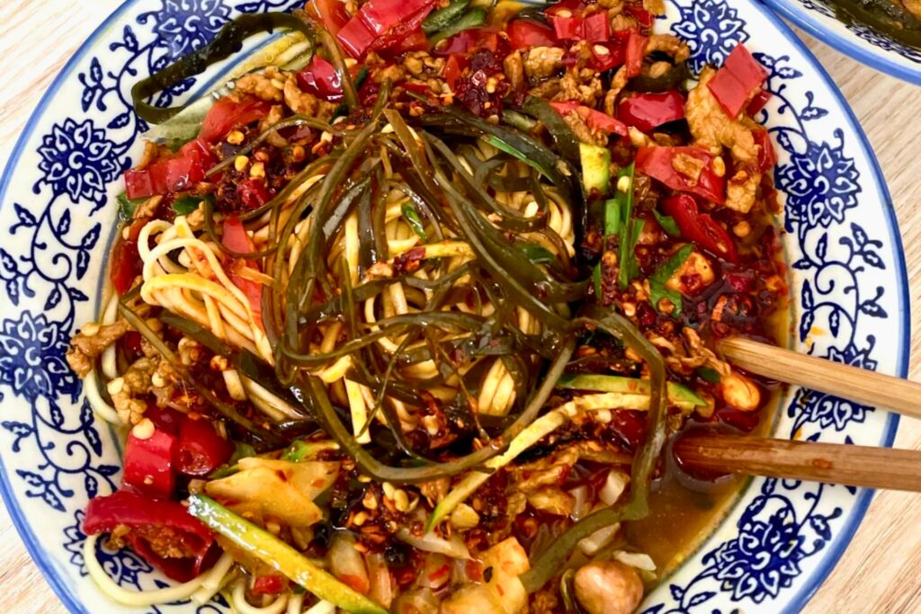 Nouilles froides 凉面 de Zhangjiajie avec sauce épicée et légumes croquants