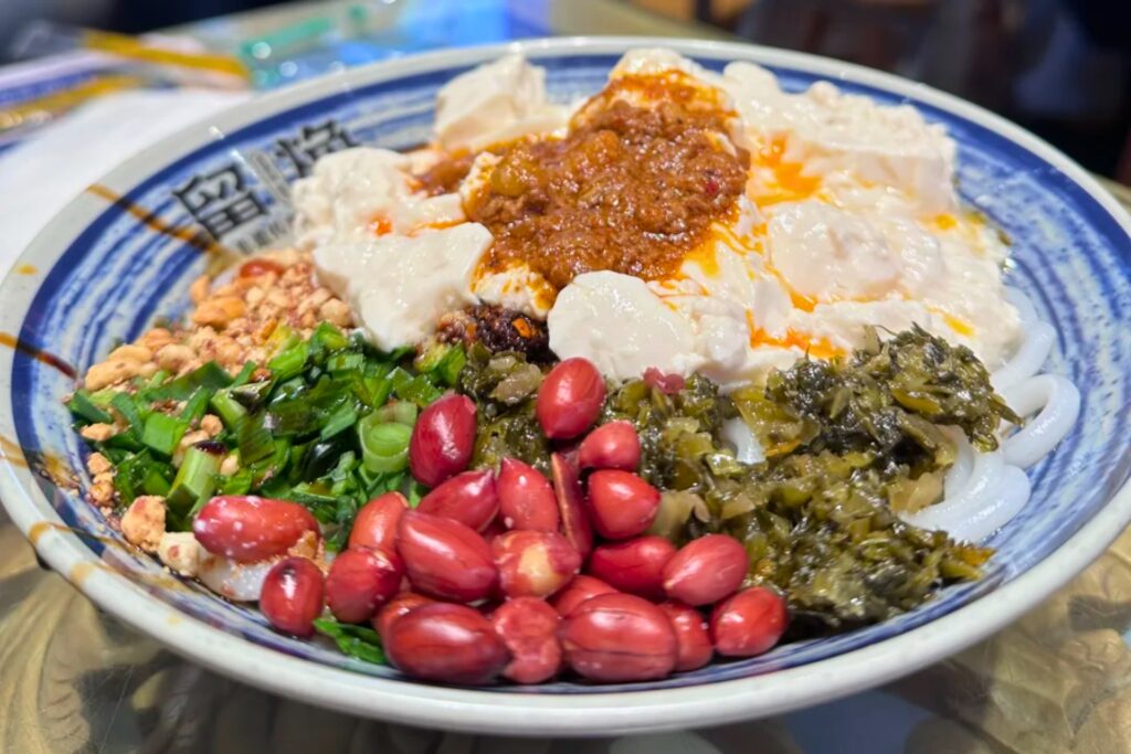 Nouilles 豆花米线 Dòuhuā mixiàn au tofu soyeux – petit-déjeuner local de Kunming