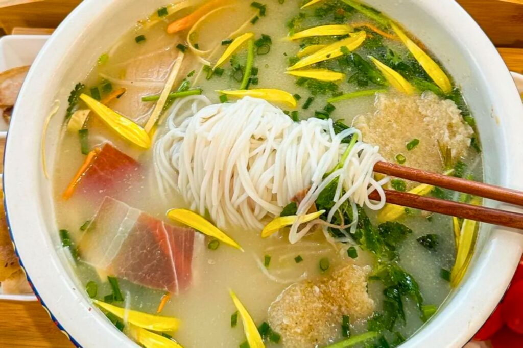 Nouilles 过桥米线 Guoqiao mixian, spécialité de Kunming