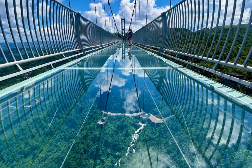 Passerelle de verre 玻璃栈道 à Tianmenshan 天门山