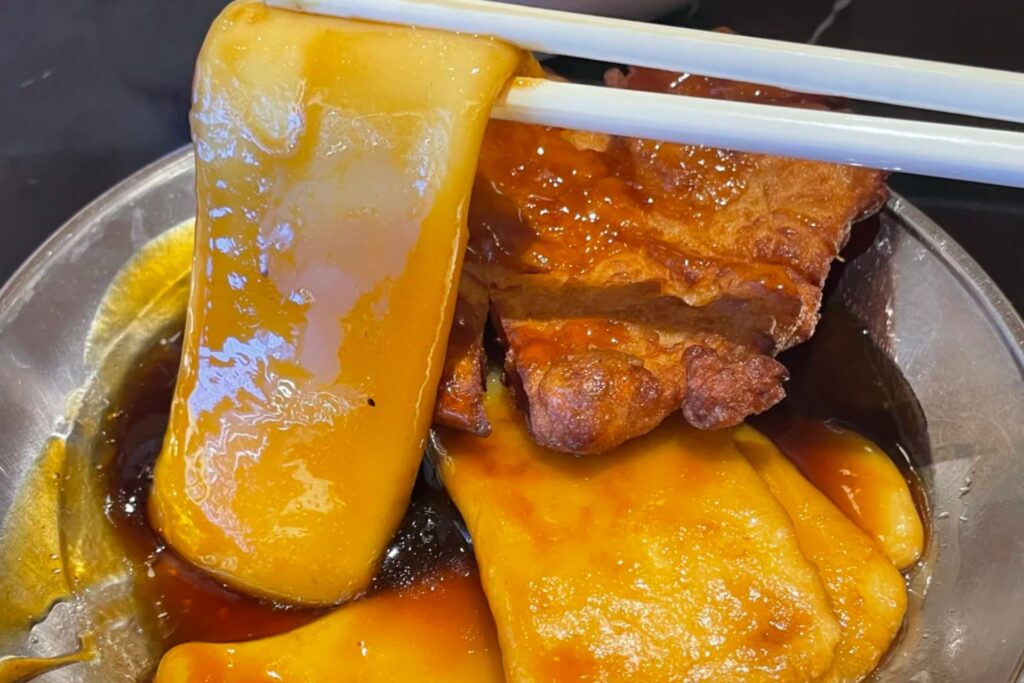Porc Frit et Gâteau de Riz (排骨年糕 - Páigǔ Niángāo)