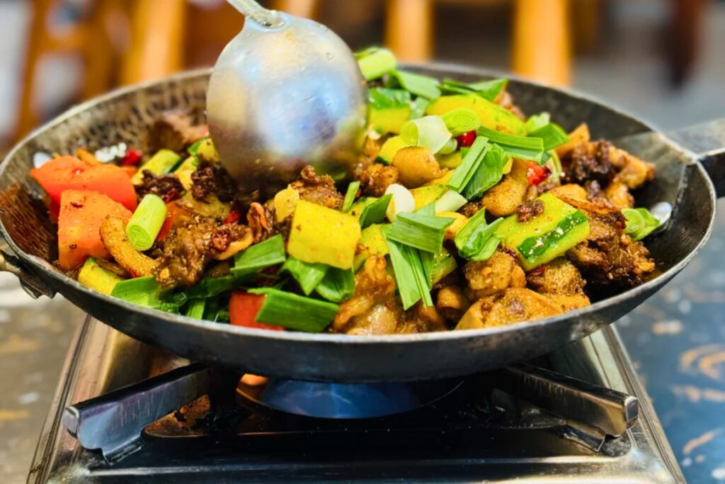 Sanxia Guo (三下锅), ragoût traditionnel de Zhangjiajie avec abats, tofu et piments