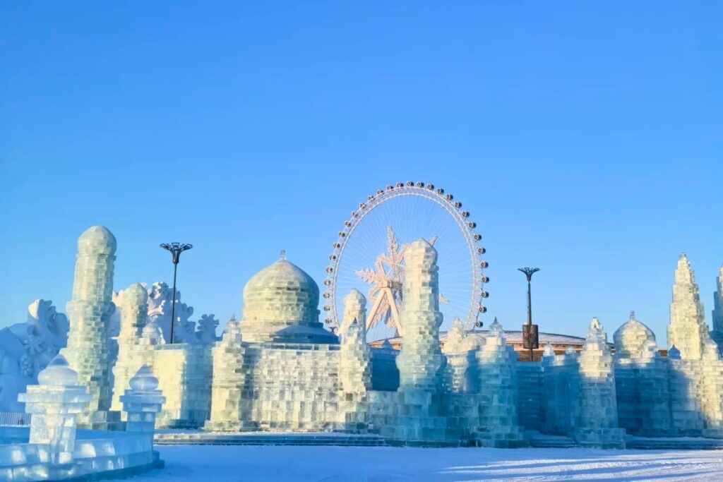 Sculptures de glace à Ice & Snow World 冰雪大世界 de jour – Harbin Chine