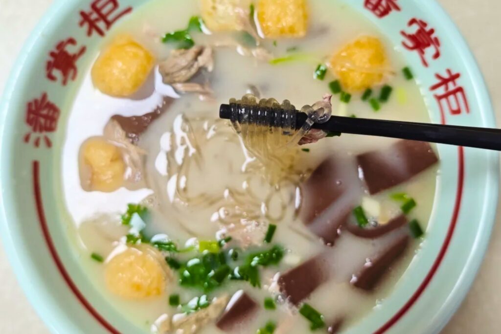 Soupe de vermicelles au sang de canard 鸭血粉丝汤 servie à Nankin