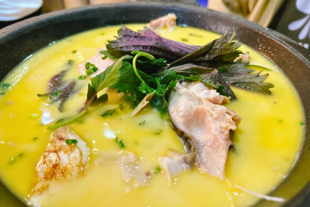 Soupe traditionnelle de poulet 岩耳炖土鸡 avec champignons sauvages de Zhangjiajie
