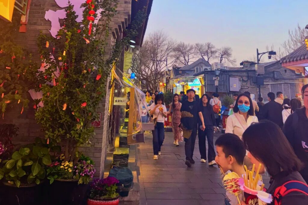 Street food dans les hutongs de Pékin – brochettes et ambiance locale