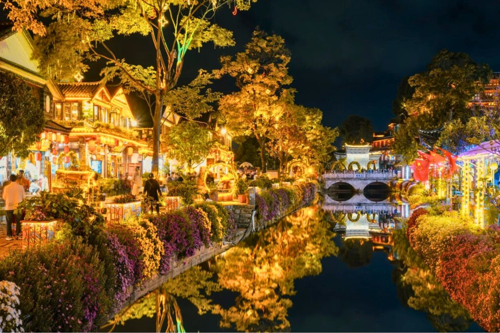 Vieille ville de Dayan à Lijiang, ruelles pavées et maisons Naxi traditionnelles animées