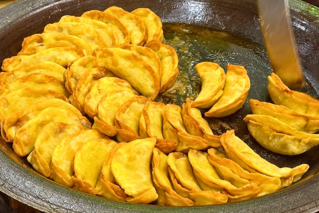 锅贴 raviolis grillés