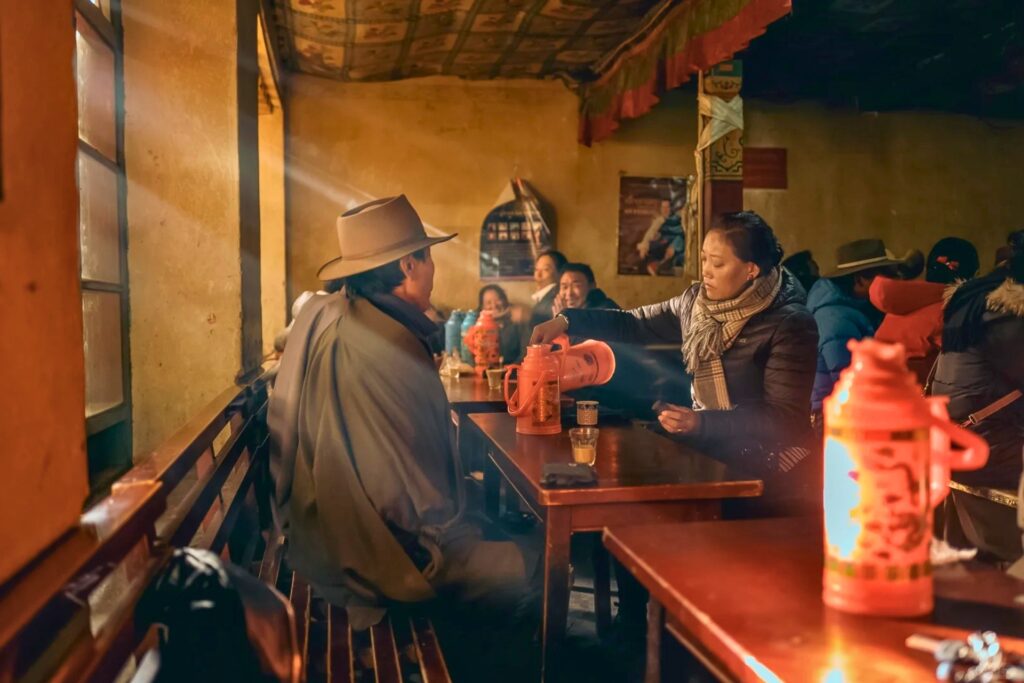 甜茶馆 rempli de locaux