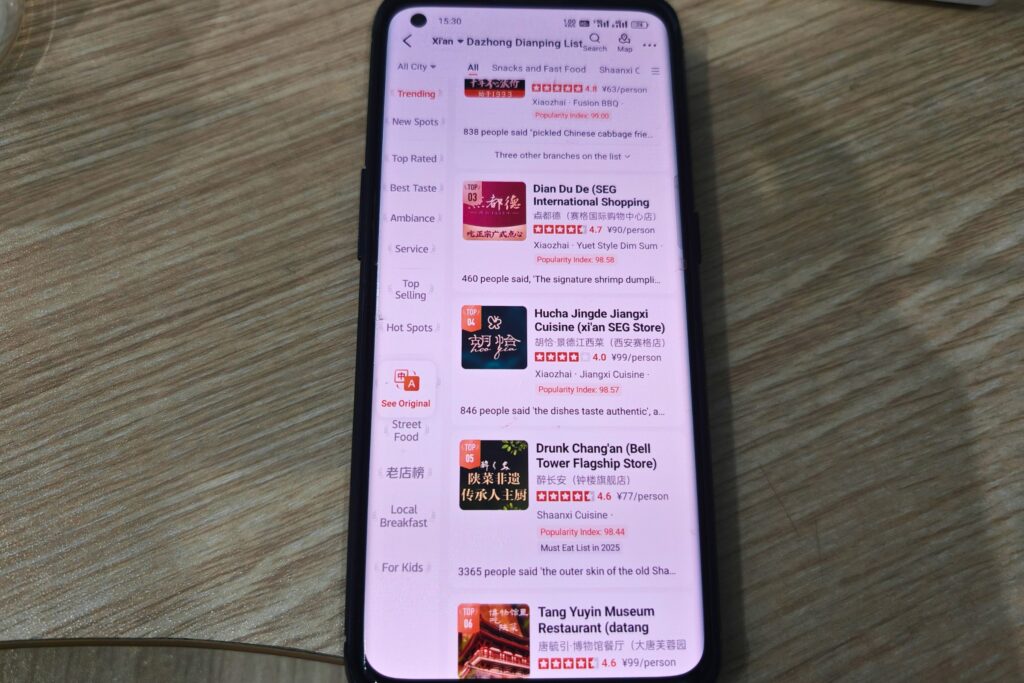 Application Dianping montrant la note de propreté et les avis récents d'un restaurant en Chine
