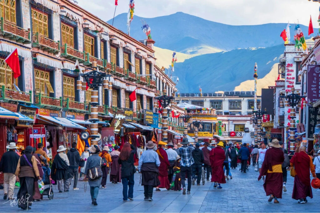 Barkhor 八廓街, vieille ville de Lhassa, marché traditionnel et pèlerins en prière