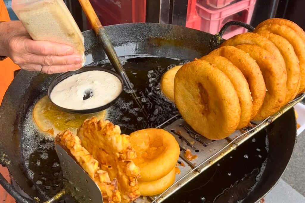 Beignets salés 面窝 frits dans l’huile, snack typique du petit-déjeuner à Wuhan