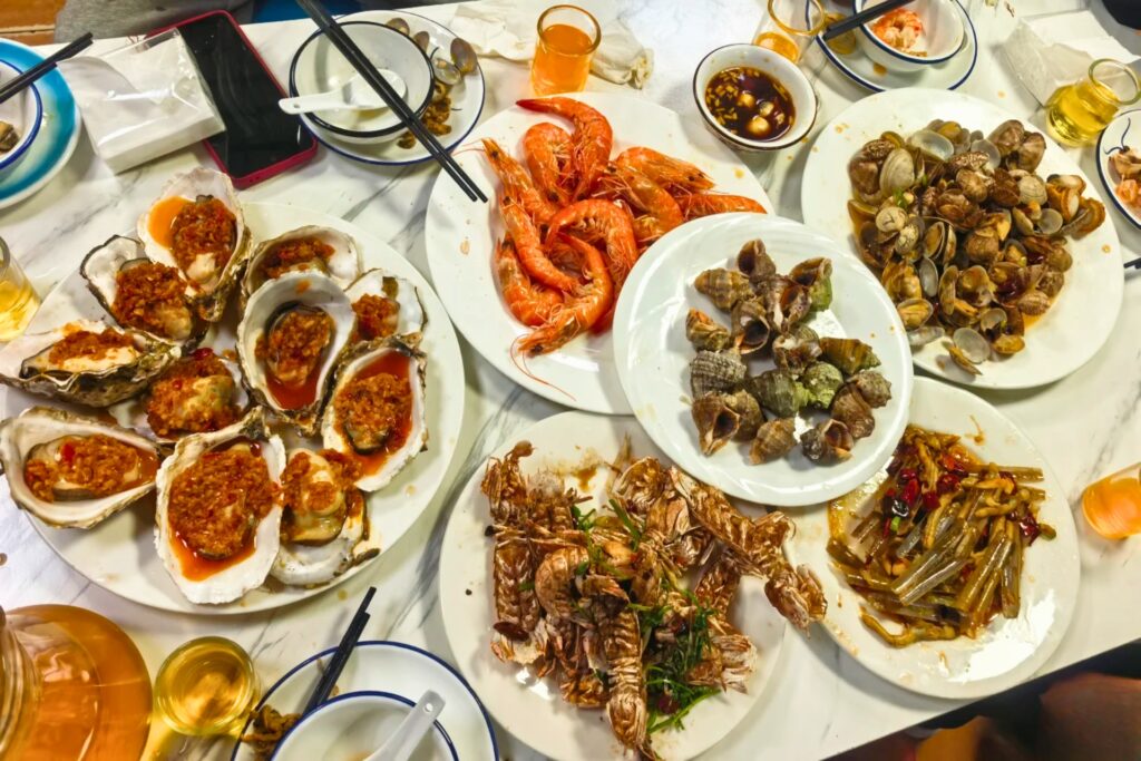 Bière Tsingtao et fruits de mer, symbole d’un repas typique de Qingdao