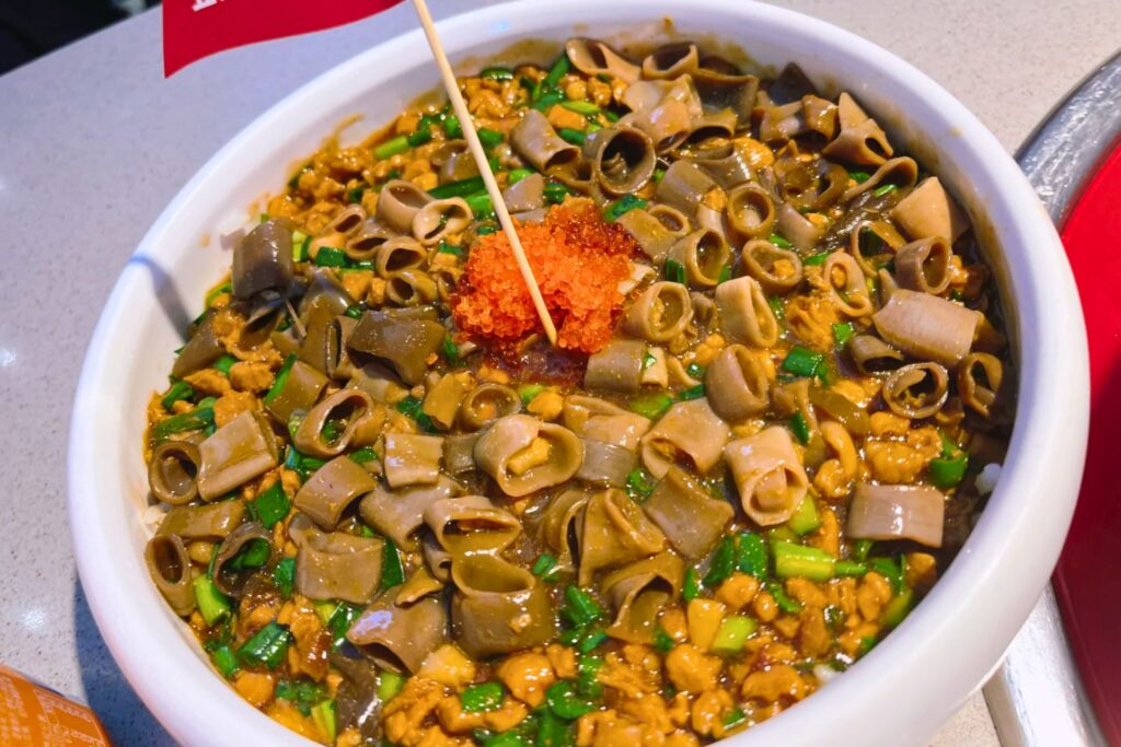 Bol de 海肠捞饭, riz mélangé au sea worm, porc sauté et ciboule, spécialité de Qingdao