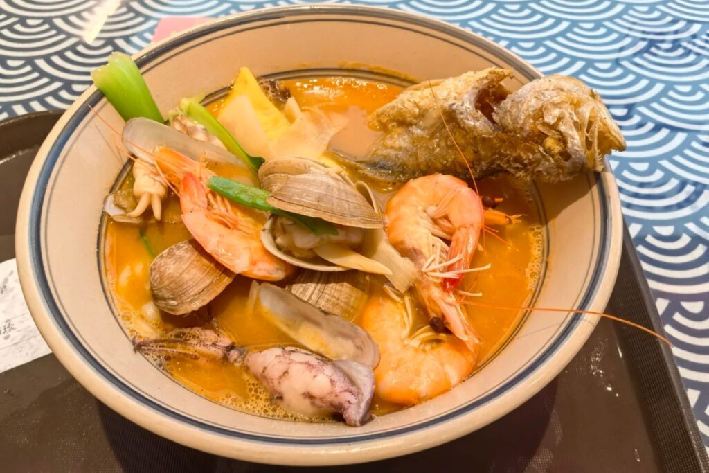 Bol de 海鲜面, nouilles de Qingdao recouvertes de fruits de mer frais