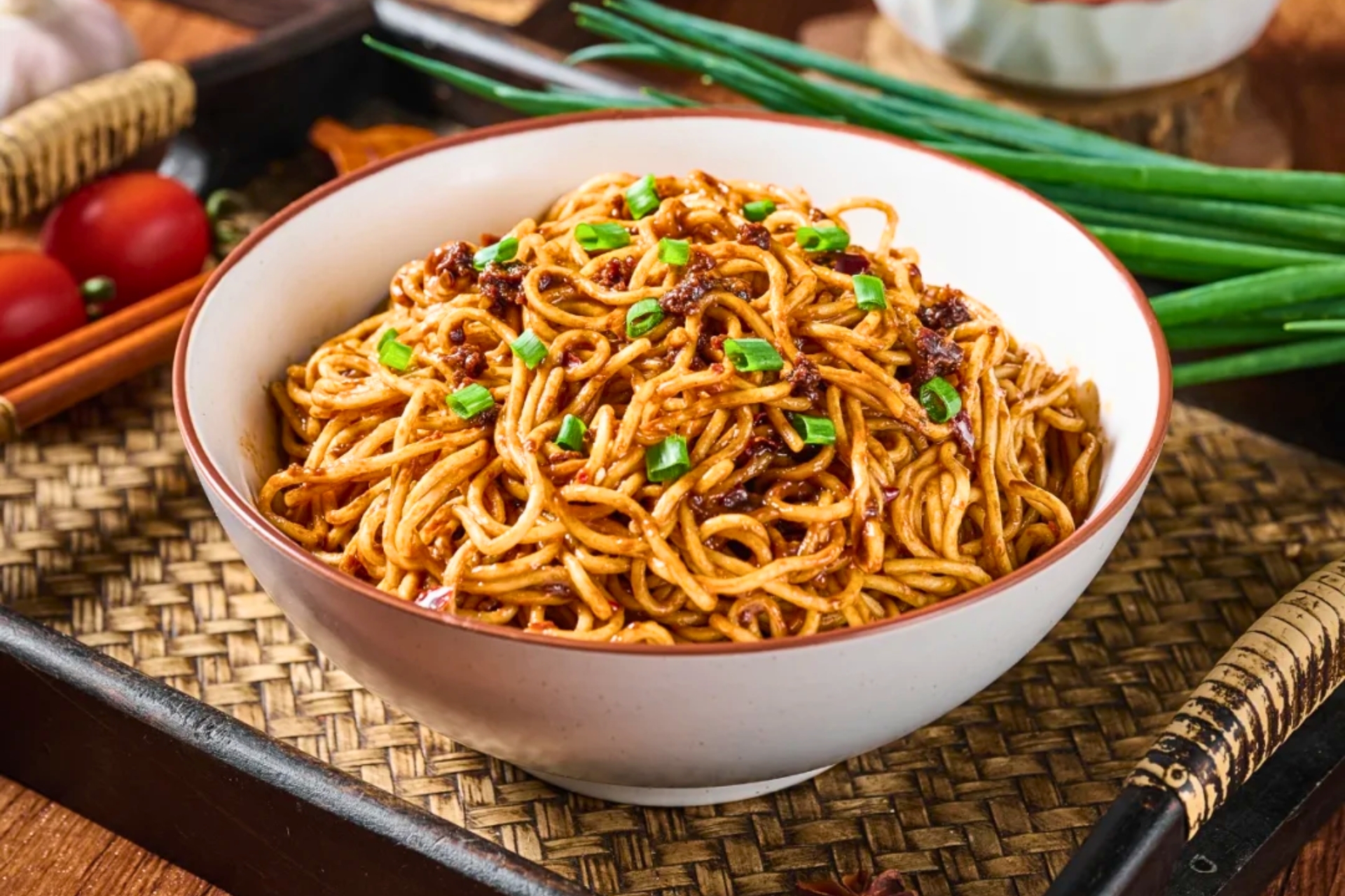 Bol de 热干面, les nouilles emblématiques de Wuhan avec sauce au sésame