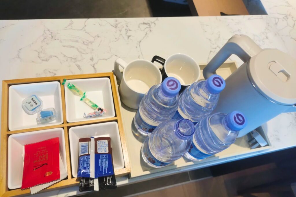 Bouilloire électrique et bouteilles d'eau dans une chambre d'hôtel en Chine, indispensable pour boire de l'eau potable