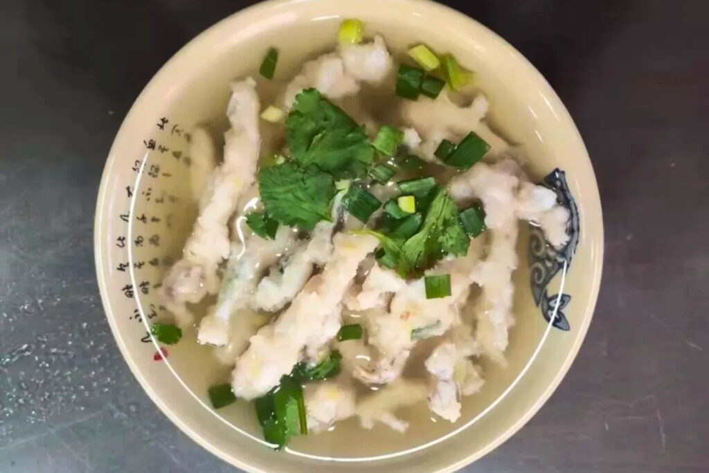 Boulettes de poisson de Wenzhou (Yú wán 鱼丸), servies en soupe claire selon la tradition locale