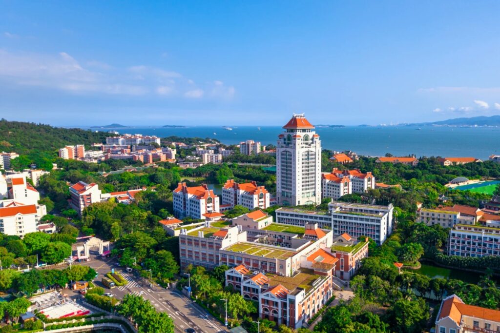 Campus de l’université de Xiamen 厦门大学 avec lac et bâtiments traditionnels