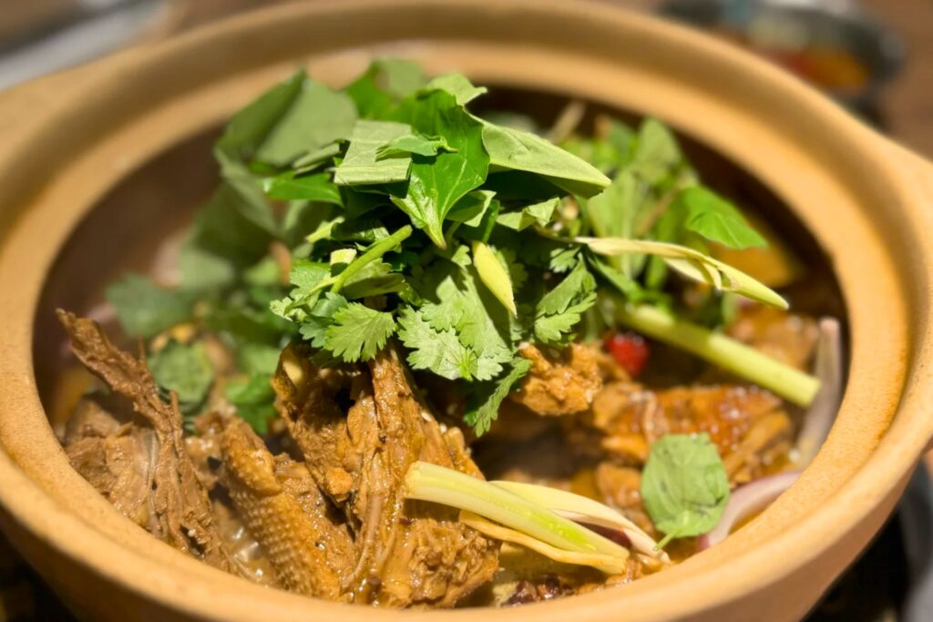 Canard 香草鸭 mijoté aux herbes tropicales, spécialité traditionnelle de Sanya