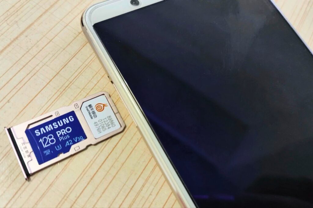 Carte SIM chinoise insérée dans un smartphone pour voyager en Chine