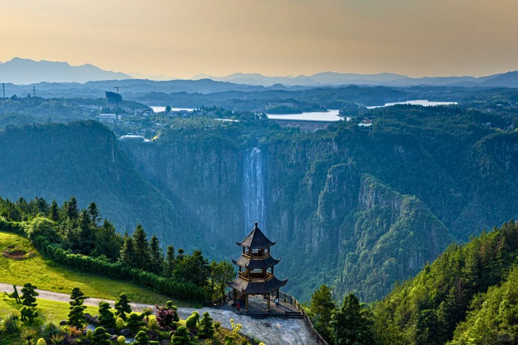 Cascade de Baizhangji à Wenzhou, l’une des plus hautes chutes d’eau du Zhejiang, entourée de montagnes verdoyantes