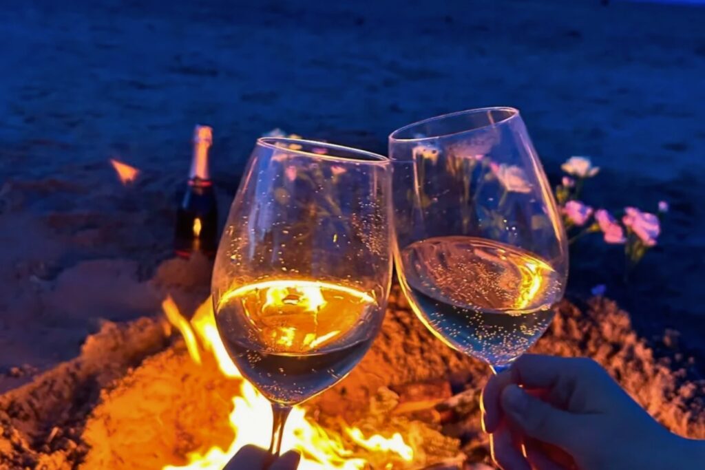 Champage et plage en soiree
