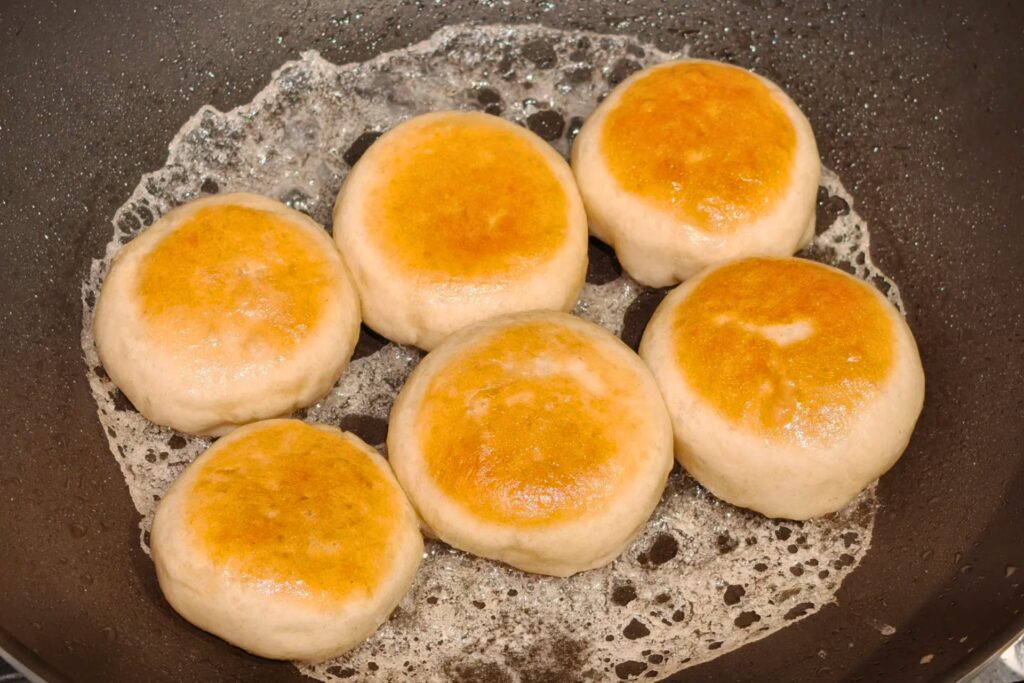 Chaussons frits 汽水包 de Wuhan, snack juteux et croquant cuit sur plaque