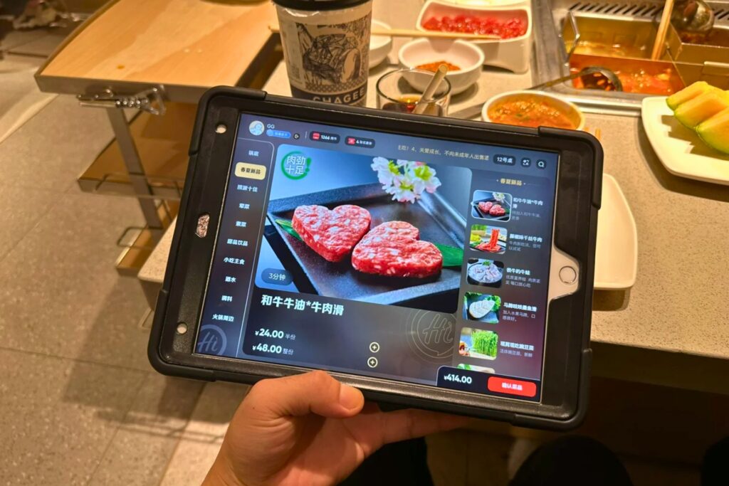 Commande sur iPad chez Haidilao – hot pot chinois à plusieurs bouillons (海底捞)
