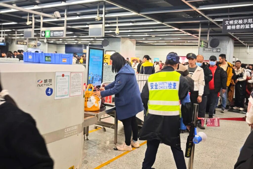 Contrôle de sécurité à l’entrée du métro en Chine avant le passage des portiques