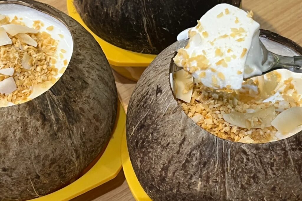 Dessert 椰子冻 servi dans un jeune coco, gelée fraîche emblématique de Sanya