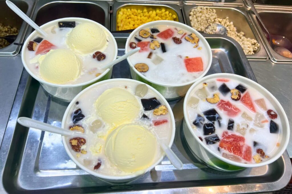 Dessert 清补凉 glacé de Sanya, lait de coco, fruits tropicaux et gelées colorées