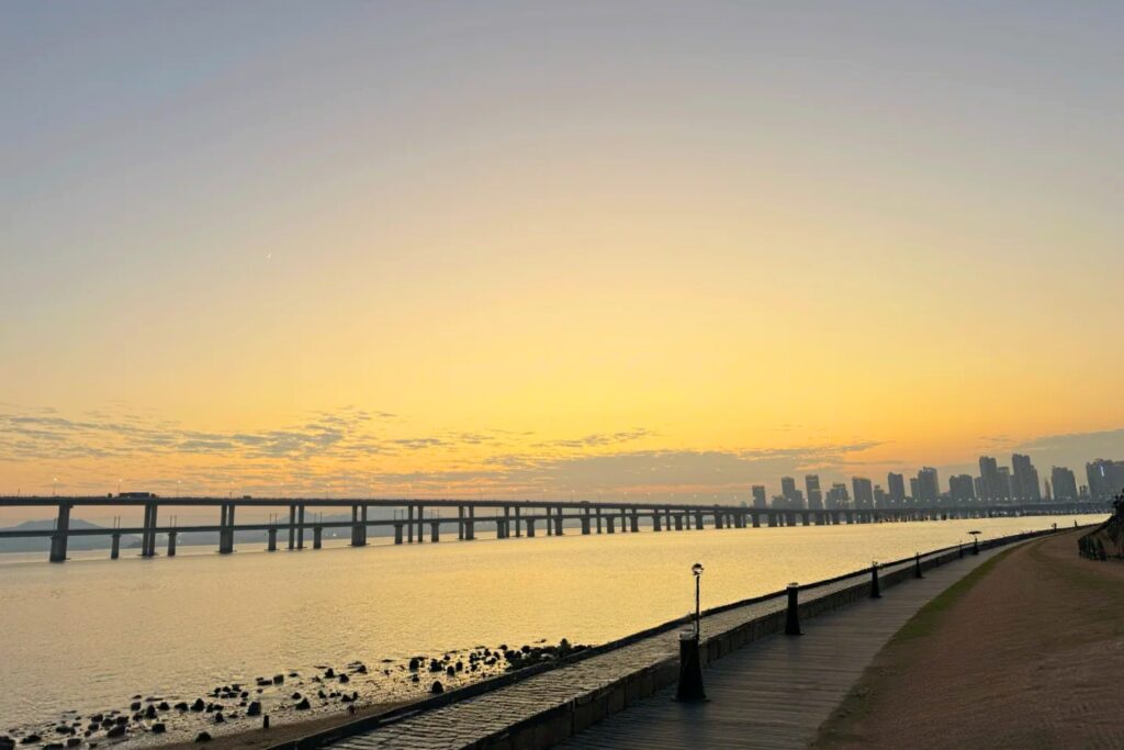 Digue Shili Changdi 十里长堤 à Xiamen au coucher du soleil, vue sur l’horizon marin