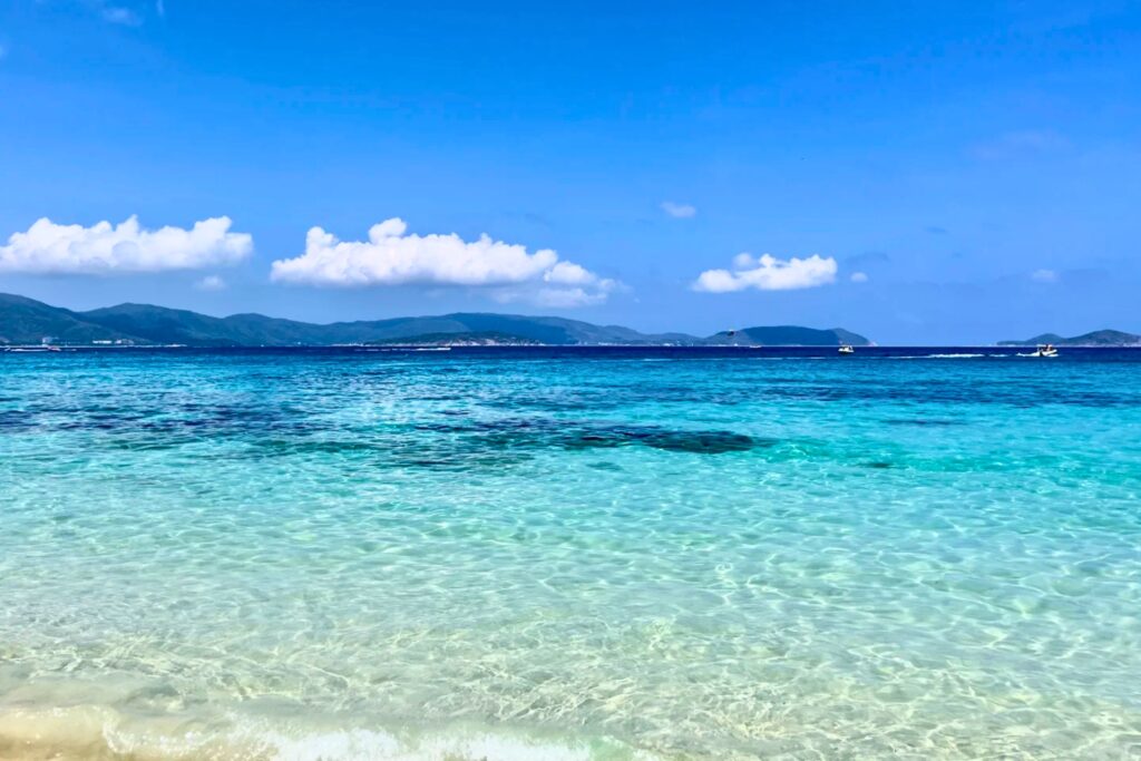 Eaux turquoise et plages blanches de l'île Wuzhizhou (蜈支洲岛) à Sanya