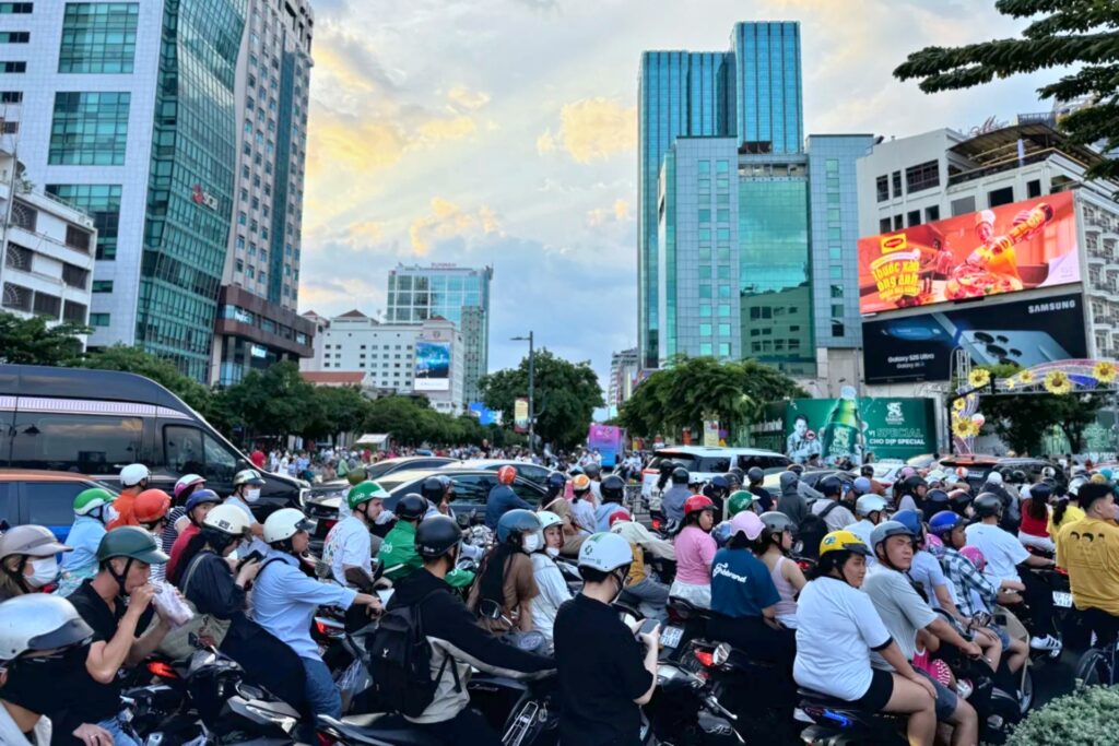 Environnement urbain dense en Chine, source de surcharge pour les voyageurs non préparés