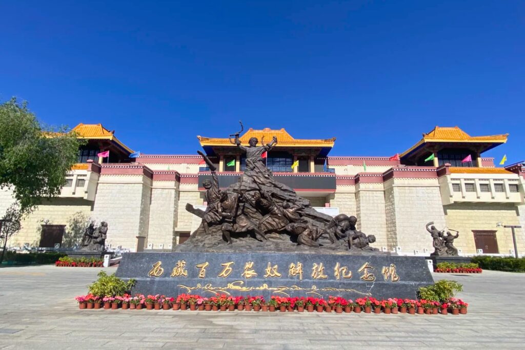 Façade du Musée du Tibet 西藏博物馆 à Lhassa