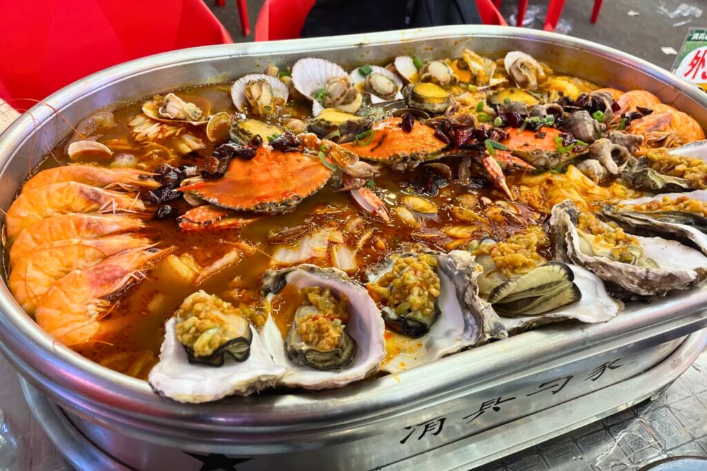 Fruits de mer frais de Qingdao, symbole de la cuisine côtière du Shandong