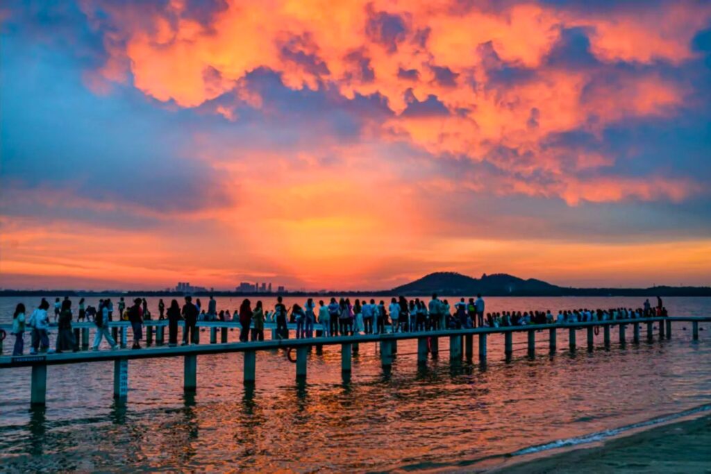 Jetée 凌波门 au coucher du soleil sur le lac 东湖 à Wuhan