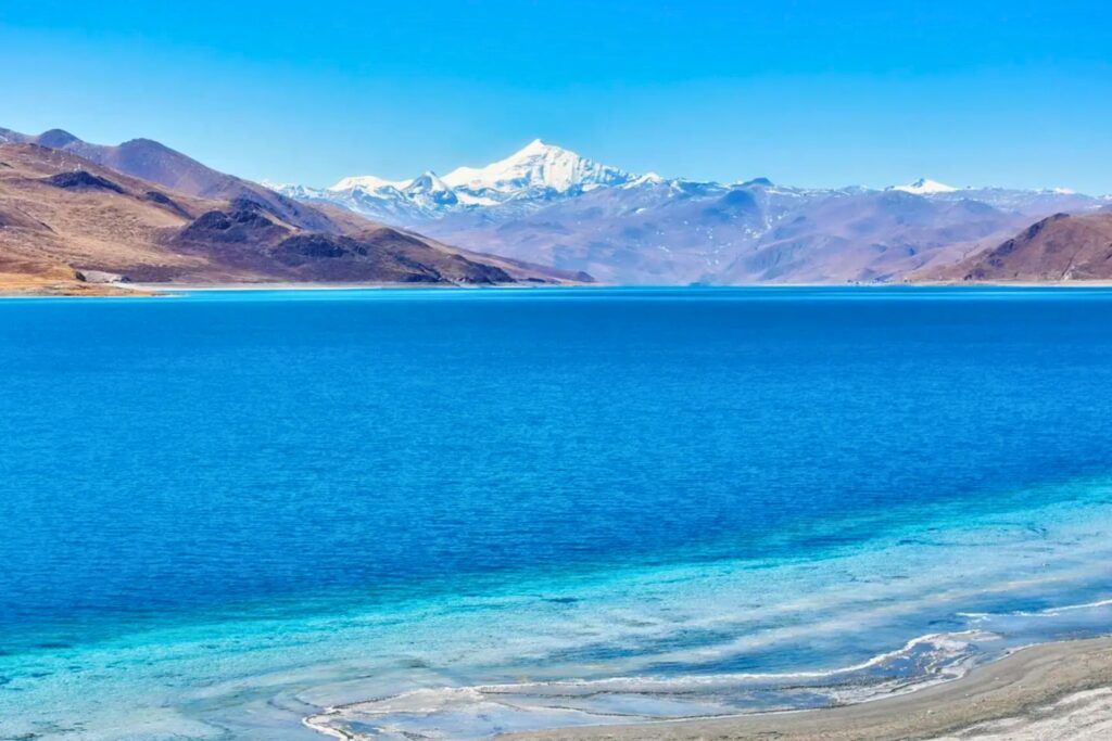Lac Yamdrok 羊卓雍措, eau turquoise et montagnes enneigées au Tibet