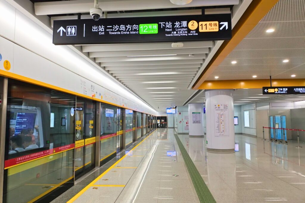 Ligne jaune de sécurité sur le quai du métro en Chine et zone d’attente des passagers