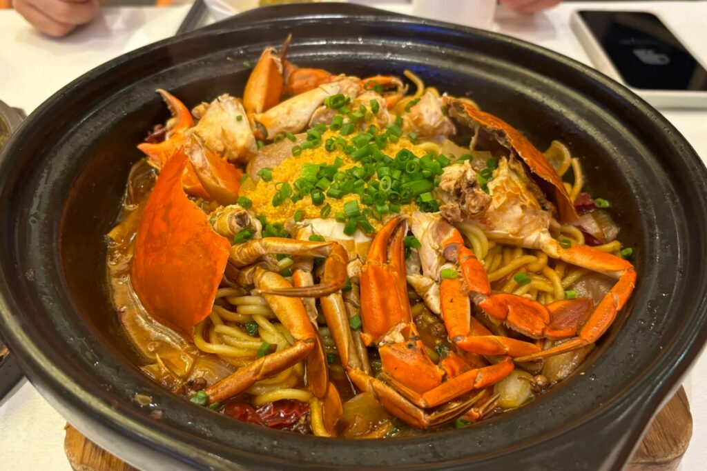 Nouilles au crabe épicé 香辣蟹面 de Sanya, sauce pimentée et chair de crabe fraîche